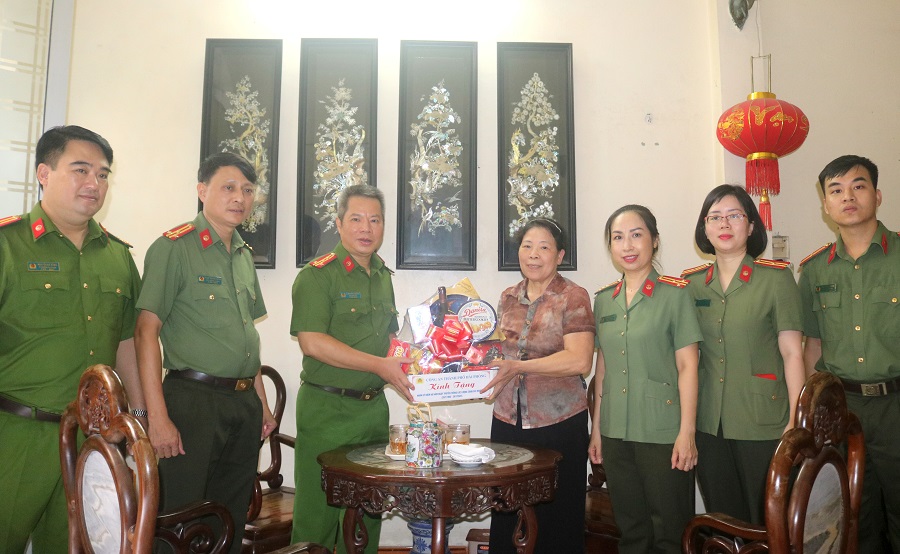 Đại tá Lê Nguyên Trường, Phó Giám đốc Công an thành phố: Thăm, tặng quà thân nhân các đồng chí nguyên lãnh đạo CATP